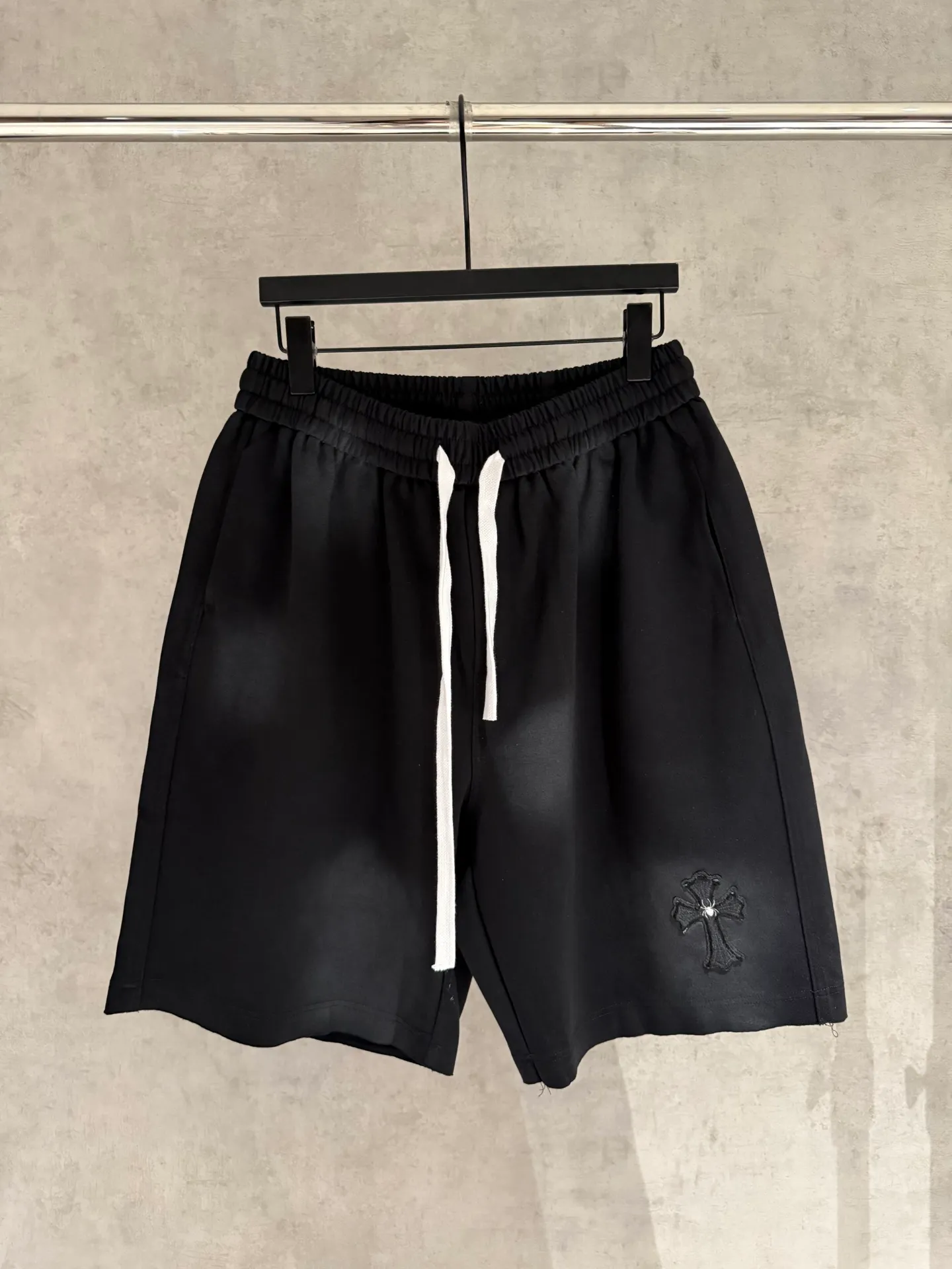 🅿️220 [Strict quality control] CH Croix heart shorts, new loose fit for summer, popular style is coming. Original fabric, super comfortable, no restriction on the upper body, full of style, wide upper body, very comfortable, Croix heart appliqué embroidery on the front ➕ spray horse slip, exquisite personality, perfect upper body experience, you need such a pair of shorts that are not afraid of the heat, black size: l-4xl